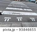 足跡が並ぶ横断歩道 93846655