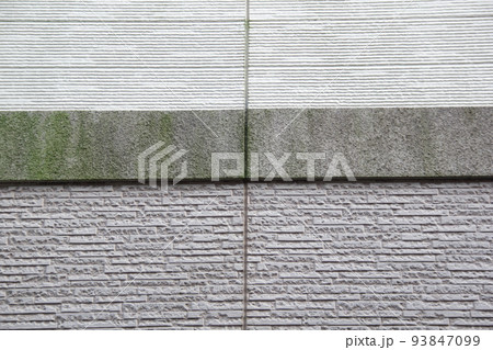 劣化した外壁とコケが目立つ幕板1 劣化した外壁とコケが目立つ幕板1 93847099