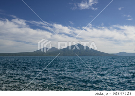 支笏湖ブルー 湖水越しに風不死岳、樽前山を望む 93847523