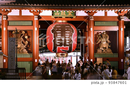 日本の東京都市景観 6週最多…行動制限なし。浅草寺は夜でも以前のような賑わい。雷門の由来は＝9月3日 93847601