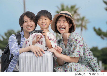 夏の家族旅行・スーツケースを持つファミリーイメージ 夏の家族旅行・スーツケースを持つファミリーイメージ 93848353