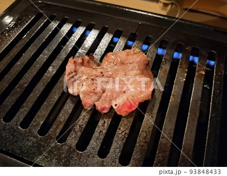 焼肉屋で牛タンを楽しむ 93848433