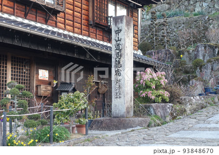 春三月 早朝の中山道馬籠宿（岐阜県中津川市） 93848670