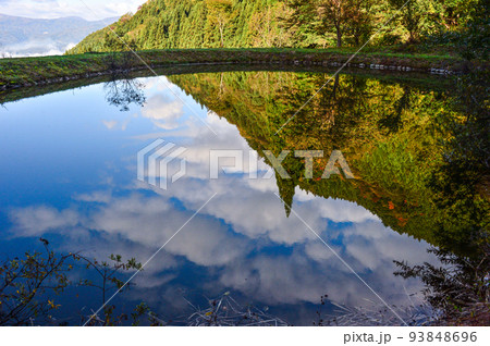 紅葉に染まる木々 湖 池 紅葉に染まる木々 湖 池 93848696