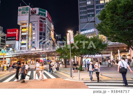 《東京都》新宿駅東南口・夜の繁華街 93848757