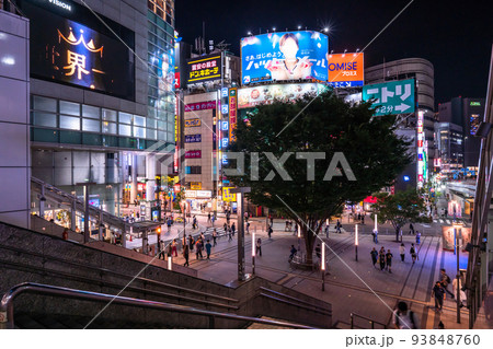 《東京都》新宿駅東南口・夜の繁華街 《東京都》新宿駅東南口・夜の繁華街 93848760