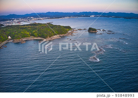和歌山のウユニ塩湖と言われるインスタ映えスポットにもなる田辺市の天神崎をドローンで見た景色 93848993