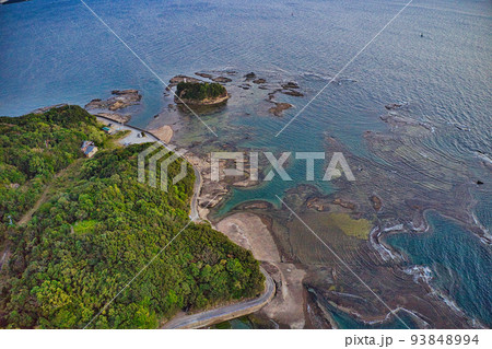和歌山のウユニ塩湖と言われるインスタ映えスポットにもなる田辺市の天神崎をドローンで見た景色 93848994