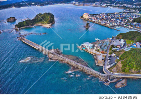 和歌山のウユニ塩湖と言われる天神崎に隣接する田辺市の元島をドローンで見た夕方の全景 93848998