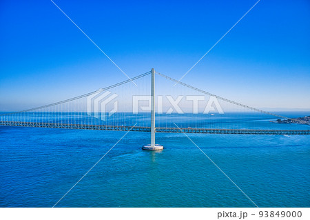 世界一の吊り橋、兵庫県明石市と淡路島を結ぶ明石海峡大橋を快晴の中でのドローンの景色 93849000