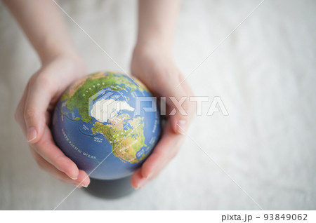 手のひらの地球 手のひらの地球 93849062
