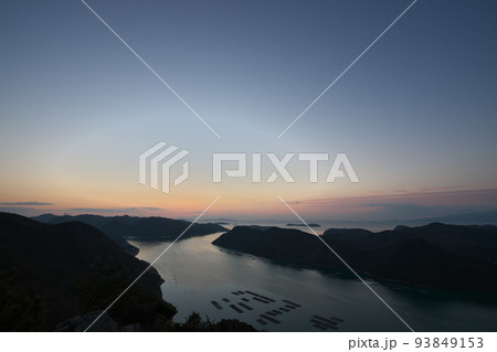 《岡山県》瀬戸内海国立公園 夕立受山から見る夜明け 93849153