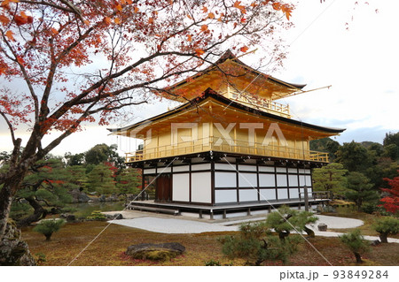 京都の世界遺産 金閣寺 秋 紅葉 93849284