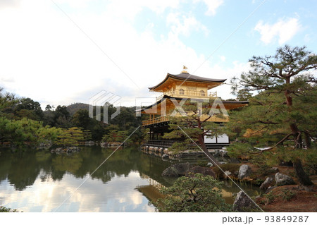 京都の世界遺産 金閣寺 秋 紅葉 京都の世界遺産 金閣寺 秋 紅葉 93849287
