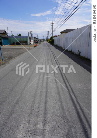 越谷陸軍飛行場の滑走路跡の道路 越谷陸軍飛行場の滑走路跡の道路 93849490