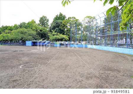 無人の野球場のバッターボックスとバックネットとベンチ 93849581