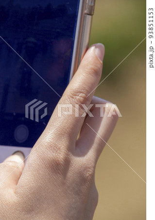 スマホ撮影をする女性 スマホ撮影をする女性 93851153