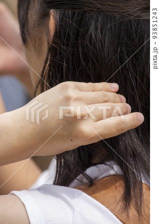 髪の毛を機にする女性 93851243