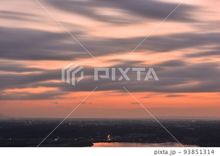 秋の夜明け前　流れる雲 93851314