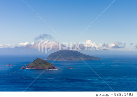 鵜渡根島と利島を空撮 93851492