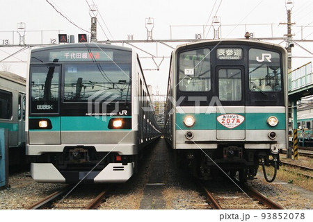 車両基地に停車する常磐緩行線の207系900番台（2009年12月5日に運転