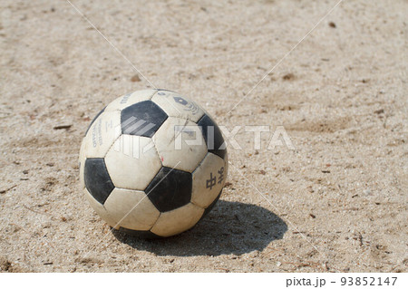 休憩中のサッカーボール 93852147