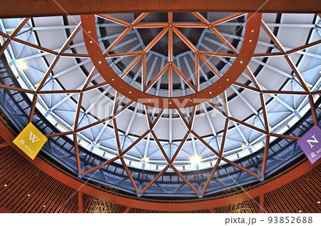 魅力溢れる新しい石川県立図書館 93852688