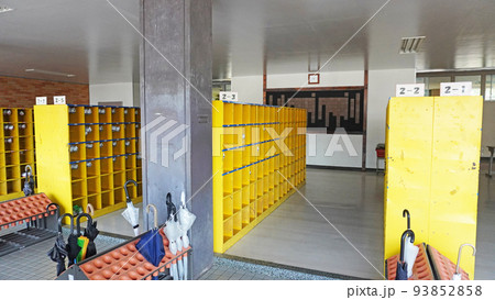 学校の昇降口に並ぶ下駄箱 93852858