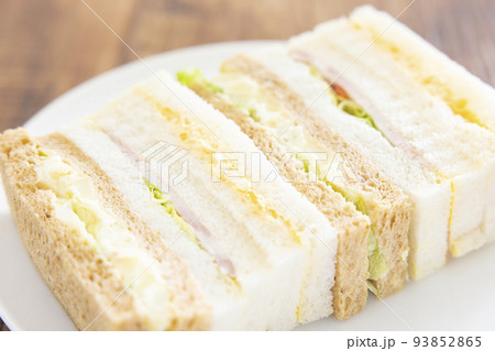 美味しいハムサンドと玉子サンド 93852865