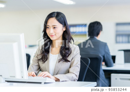 オフィスのビジネスウーマン 93853244