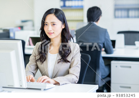 オフィスのビジネスウーマン 93853245