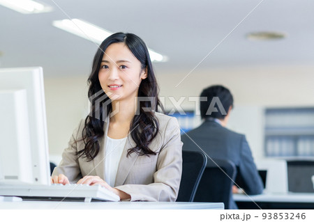 オフィスのビジネスウーマン 93853246