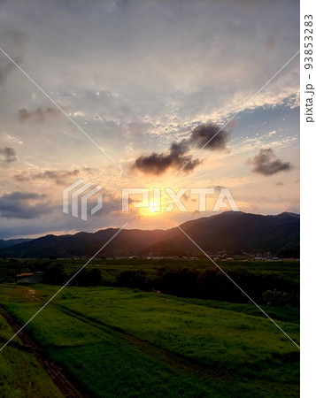 島根県安来市を流れる飯梨川の土手から眺める夕陽【8月】 93853283