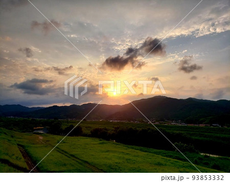 島根県安来市の飯梨川の土手から眺める夕陽【8月】 93853332