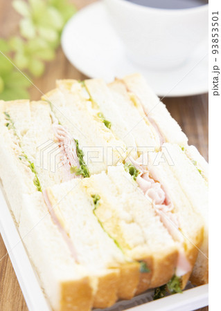 パン屋さんの美味しいミックスサンドとコーヒー 93853501