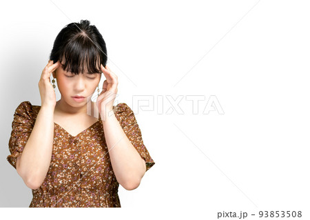 頭が痛い女性 93853508