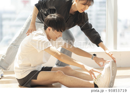 トレーナーに指導される体が硬い男性 93853719