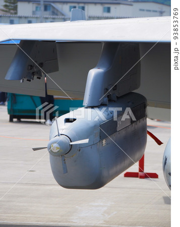 戦闘機の翼についた戦術電波妨害装置のポッド 戦闘機の翼についた戦術電波妨害装置のポッド 93853769