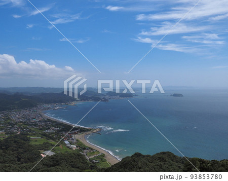夏の海水浴場を空撮した絶景写真 93853780