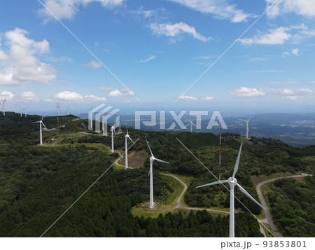 青空の青山高原の風車群をドローンで空撮した写真 青空の青山高原の風車群をドローンで空撮した写真 93853801