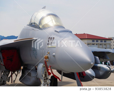 戦闘機のノーズとコックピットを前から撮った写真 戦闘機のノーズとコックピットを前から撮った写真 93853828