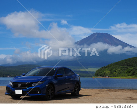 青空の山中湖の平野の浜で撮った富士山と自動車の写真 青空の山中湖の平野の浜で撮った富士山と自動車の写真 93853837