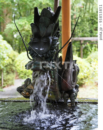 手水舎の水が出てくる龍の石像の写真素材 [93853851] - PIXTA