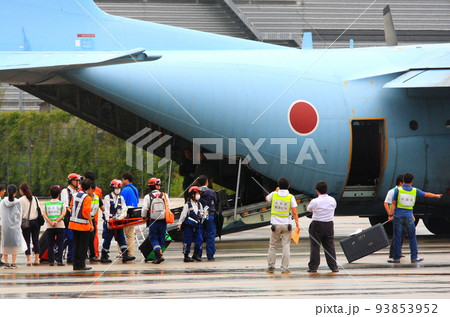 広域派遣訓練において、自衛隊機で到着したDMATのチーム 93853952
