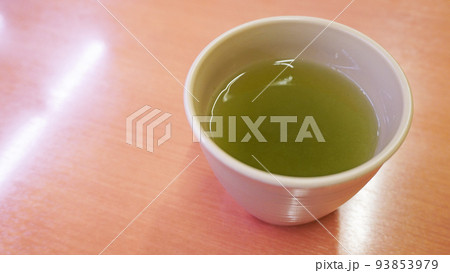 日本の回転寿司メニュー（お茶） 93853979