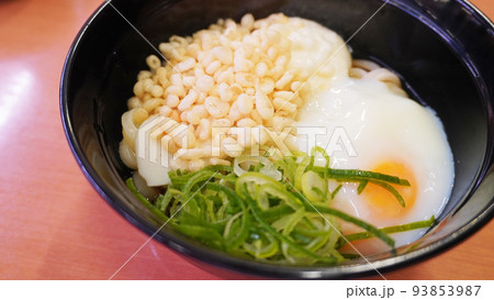日本の回転寿司メニュー（温玉うどん） 93853987