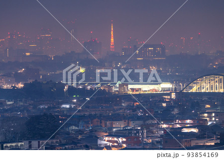 《東京都》東京の夜景・濃霧に包まれた都心 93854169