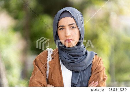 Serious muslim woman in hijab crossing the arms ourdoors 93854329
