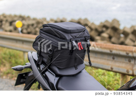 バイクのリアシートに取り付けて積載能力を向上させるシートバッグ 93854345