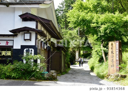 箱根町畑宿 畑の茶屋と箱根路東海道の碑と新緑とハイカー 箱根町畑宿 畑の茶屋と箱根路東海道の碑と新緑とハイカー 93854368
